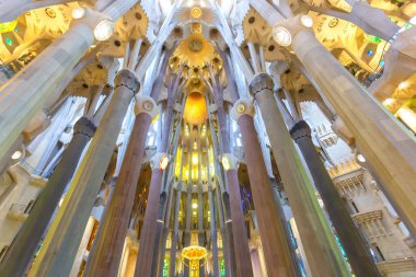 BARCELONA, İspanya 2024, Ocak 02: Barcelona 'daki Sagrada Familia' nın muhteşem iç mimarisi