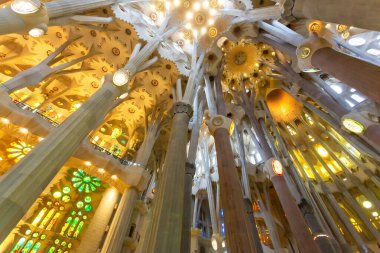 BARCELONA, İspanya 2024, Ocak 02: Barcelona 'daki Sagrada Familia' nın muhteşem iç mimarisi
