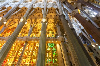 BARCELONA, İspanya 2024, Ocak 02: Barcelona 'daki Sagrada Familia' nın muhteşem iç mimarisi
