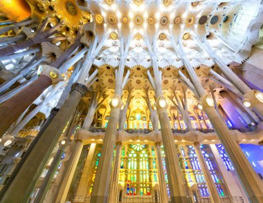 BARCELONA, İspanya 2024, Ocak 02: Barcelona 'daki Sagrada Familia' nın muhteşem iç mimarisi