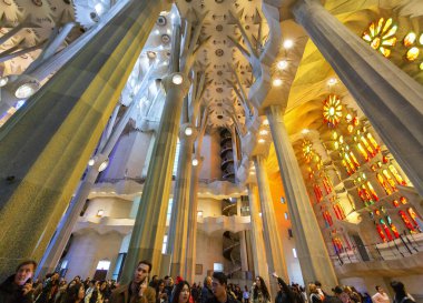 BARCELONA, İspanya 2024, Ocak 02: Barcelona 'daki Sagrada Familia' nın muhteşem iç mimarisi