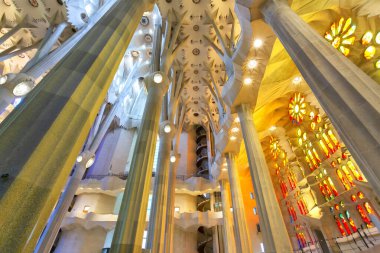 BARCELONA, İspanya 2024, Ocak 02: Barcelona 'daki Sagrada Familia' nın muhteşem iç mimarisi