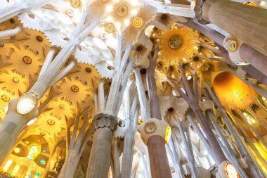 BARCELONA, İspanya 2024, Ocak 02: Barcelona 'daki Sagrada Familia' nın muhteşem iç mimarisi