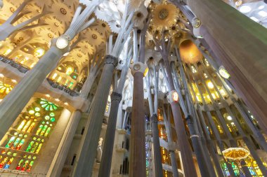 BARCELONA, İspanya 2024, Ocak 02: Barcelona 'daki Sagrada Familia' nın muhteşem iç mimarisi