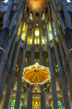 BARCELONA, İspanya 2024, Ocak 02: Barcelona 'daki Sagrada Familia' nın muhteşem iç mimarisi
