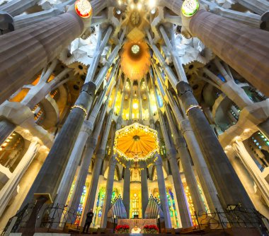 BARCELONA, İspanya 2024, Ocak 02: Barcelona 'daki Sagrada Familia' nın muhteşem iç mimarisi