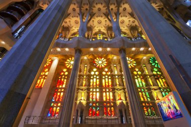 BARCELONA, İspanya 2024, Ocak 02: Barcelona 'daki Sagrada Familia' nın muhteşem iç mimarisi