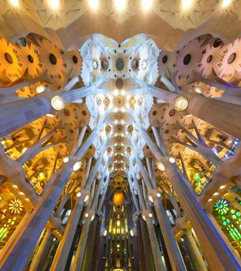 BARCELONA, İspanya 2024, Ocak 02: Barcelona 'daki Sagrada Familia' nın muhteşem iç mimarisi