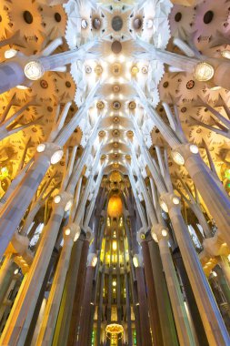 BARCELONA, İspanya 2024, Ocak 02: Barcelona 'daki Sagrada Familia' nın muhteşem iç mimarisi