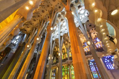 BARCELONA, İspanya 2024, Ocak 02: Barcelona 'daki Sagrada Familia' nın muhteşem iç mimarisi