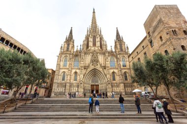 Barcelona Katedrali, İspanya, 3 Ocak 2024: Kutsal Haç Katedrali ve Barselona Katedrali olarak bilinen Aziz Eulalia, şehrin antik koruyucusuna adanmıştır.