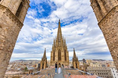 Barcelona Katedrali, İspanya, 3 Ocak 2024: Kutsal Haç Katedrali ve Barselona Katedrali olarak bilinen Aziz Eulalia, şehrin antik koruyucusuna adanmıştır.