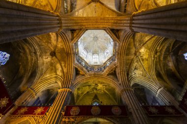 Kutsal Haç Katedrali ve Barcelona Katedrali olarak bilinen Aziz Eulalia şehrin antik koruyucusuna adanmıştır.