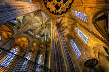 Kutsal Haç Katedrali ve Barcelona Katedrali olarak bilinen Aziz Eulalia şehrin antik koruyucusuna adanmıştır.