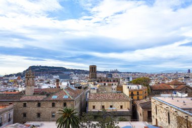 Kutsal Haç Katedrali ve Barcelona Katedrali olarak bilinen Aziz Eulalia şehrin antik koruyucusuna adanmıştır.