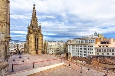 Kutsal Haç Katedrali ve Barcelona Katedrali olarak bilinen Aziz Eulalia şehrin antik koruyucusuna adanmıştır.