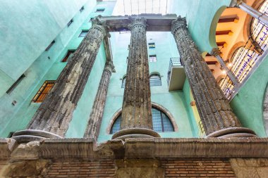 Barcelona 'daki ana Roma tapınağı M.Ö. 1. yüzyılda inşa edilen Sezar Augustus' a adanmıştır..