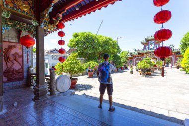 Hoi An, Vietnam 2024, 12 Ağustos: Hoi An, Vietnam 'daki Fujian Çin Meclis Salonu' nun süslü iç görünüşü