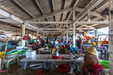 Hoi An, Vietnam 2024, 12 Ağustos: Hoi An, Vietnam 'daki bir pazarda müşterilere taze deniz ürünleri ve kümes hayvanları satan satıcıların canlandırıcı bir görüntüsü