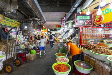 HUE, VİETNAM, 16 Ağustos 2024: Vietnam 'da çok sayıda tezgah ve çeşitli ürünler satan ve insanların alışveriş ve bakındığı yoğun bir iç pazar sahnesi