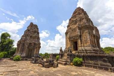 Angkor, Kamboçya 'daki antik Pre Rup tapınağında iki tuğla kule göze çarpıyor.