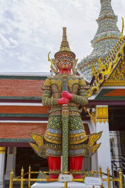 Bangkok 'taki Büyük Saray' da renkli bir iblis koruyucu heykel.