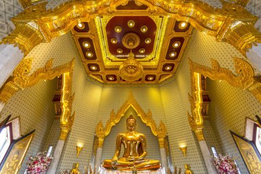 Bangkok, Tayland 'daki Wat Traimit tapınağının görkemli iç kısımlarında oturan büyük Altın Buda heykelinin çarpıcı manzarası.