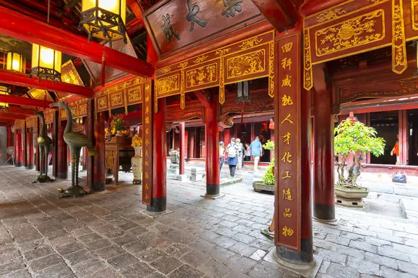 Hanoi, Vietnam 'daki Edebiyat Tapınağı' nın süslü bir iç görünüşü.