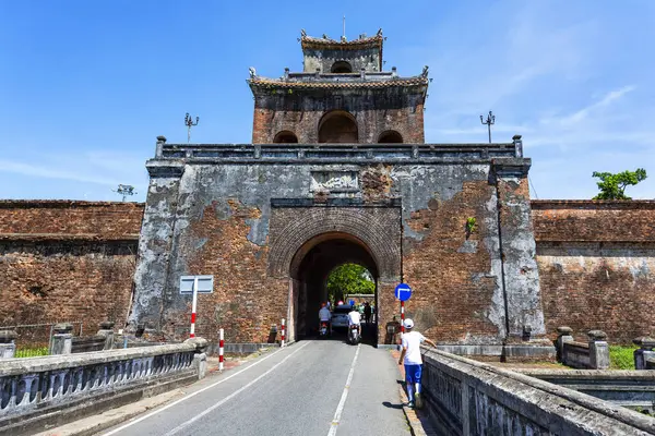 HUE, VİETNAM, 16 Ağustos 2024: İmparatorluk Şehri, Vietnam 'daki süslü sarayların ve avluların manzarası