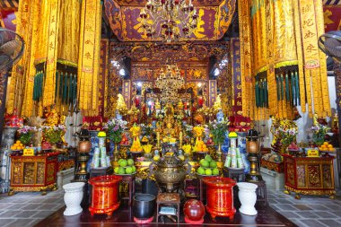 Hanoi, Vietnam 'daki Edebiyat Tapınağı' nın süslü bir iç görünüşü.