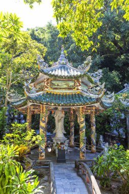 Vietnam 'daki Mermer Dağları' nın yemyeşil yeşillikleri arasında, Merhametin Bodhisattva 'sı Guan Yin' in heykelini barındıran süslü bir pavyon.