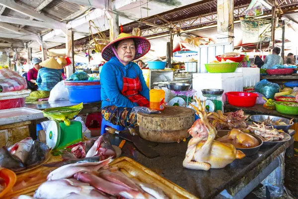 Hoi An, Vietnam 2024, 12 Ağustos: Hoi An, Vietnam 'daki bir pazarda müşterilere taze deniz ürünleri ve kümes hayvanları satan satıcıların canlandırıcı bir görüntüsü