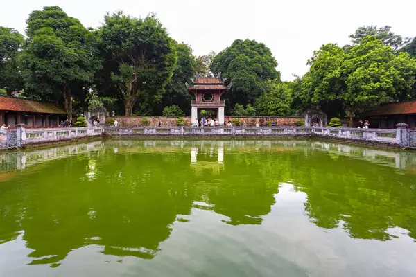 Hanoi, Vietnam 'daki Edebiyat Tapınağı' nın süslü bir iç görünüşü.