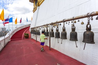 Bangkok, Tayland 'da ziyaretçiler için bir gelenek olan Wat Saket' te asılı duran çanların yakın çekimi