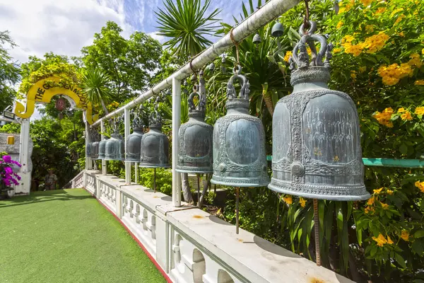 Bangkok, Tayland 'da ziyaretçiler için bir gelenek olan Wat Saket' te asılı duran çanların yakın çekimi