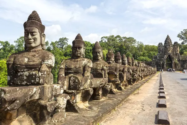 Antik heykeller Angkor Thom 'un Güney Kapısı' na giden köprü hizasında.