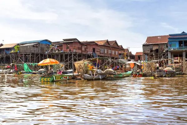 Siem Reap, Kamboçya yakınlarındaki Tonle Sap Gölü 'ndeki geleneksel bir stilt ev köyünden sahneler
