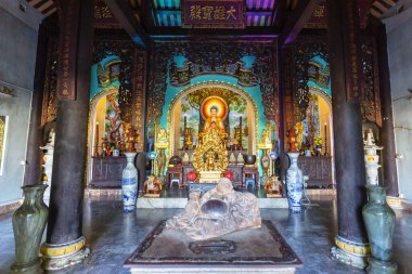 Mermer Dağlar 'daki bir Budist tapınağının zengin dekore edilmiş iç kısımlarında altın Buda heykelleri ve karmaşık oymalar yer alıyor.