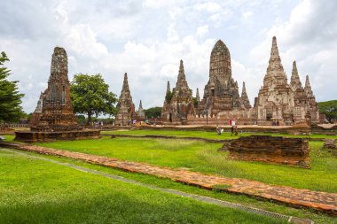 Ayutthaya, Tayland 'daki Wat Chaiwatthanaram' ın iyi korunmuş kalıntıları, ikonik Khmer tarzı şakaları ve çevreleyen yeşillikleri barındırıyor.
