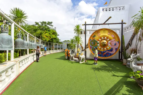 BANGKOK, THAILAND, 26 Ağustos 2024: Çanların yanında çocuklar ve turistler ve Wat Saket 'te büyük bir dekoratif gong