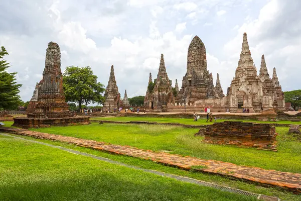 Ayutthaya, Tayland 'daki Wat Chaiwatthanaram' ın iyi korunmuş kalıntıları, ikonik Khmer tarzı şakaları ve çevreleyen yeşillikleri barındırıyor.