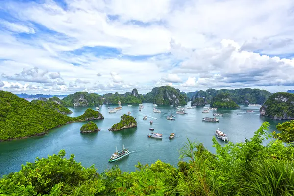 Vietnam, Ha Long Körfezi 'nin zümrüt suları ve kireçtaşı devleri