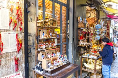 Napoli 'deki Via San Gregorio Armeno' dan sahneler. Geleneksel Napoli İsa 'nın doğumu sahneleri ve çeşitli el yapımı heykelcikler satan esnaf dükkanlarıyla dolu ünlü bir cadde.