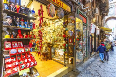 Napoli 'deki Via San Gregorio Armeno' dan sahneler. Geleneksel Napoli İsa 'nın doğumu sahneleri ve çeşitli el yapımı heykelcikler satan esnaf dükkanlarıyla dolu ünlü bir cadde.