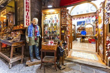 NAPLES, ITALY, Mart 01, 2025: Napoli 'deki Via San Gregorio Armeno' dan sahneler.