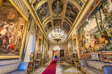 NAPLES, ITALY, Mart 01, 2025: Napoli Kraliyet Sarayı 'ndaki zengin dekore edilmiş odalar ve sanat eserleri