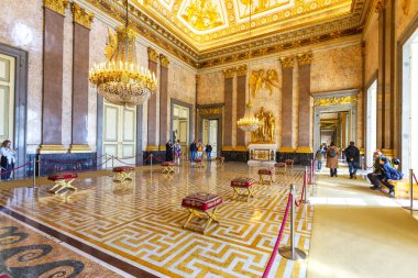 CASERTA, ITALY 2025 Mart 03: İtalya 'nın Napoli Kraliyet Sarayı' ndaki müsrif dekore edilmiş devlet odalarının manzarası