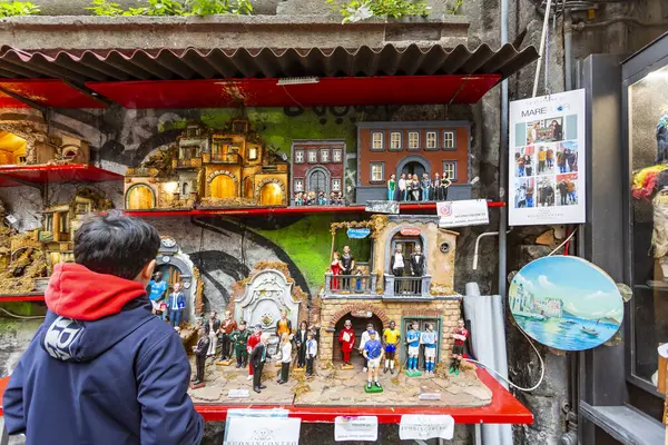 NAPLES, ITALY, Mart 01, 2025: Napoli 'deki Via San Gregorio Armeno' dan sahneler.