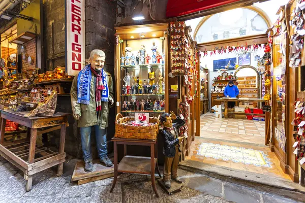 NAPLES, ITALY, Mart 01, 2025: Napoli 'deki Via San Gregorio Armeno' dan sahneler.