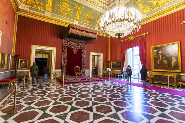 NAPLES, ITALY, Mart 01, 2025: Napoli Kraliyet Sarayı içindeki zengin dekore edilmiş odalar